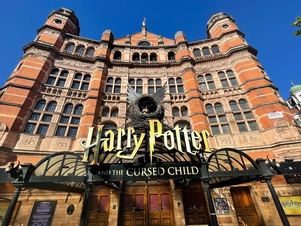 How to arrange a private tour of the Harry Potter studio in London?